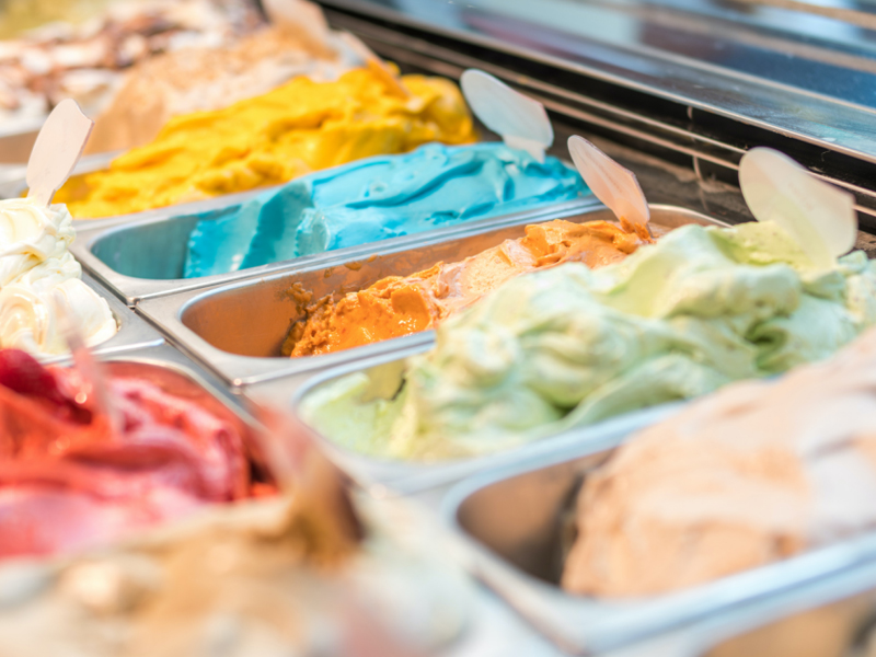 ¿Cuál es el papel y la elección del emulsionante en la producción de helado?